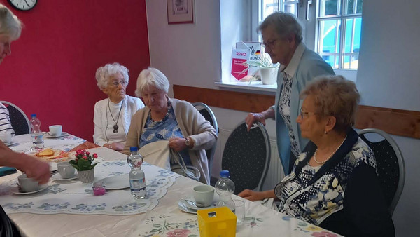 Vier Frauen am gedeckten Tisch