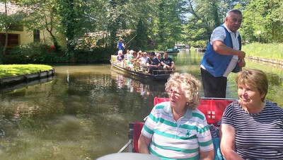 Mit zwei Kähnen waren die Mitglieder des Kreisverbandes Mittelelbe im Spreewald unterwegs und konnten die Natur genießen. Im Bild (v. li.): Rita und Sieglinde Baier. Foto: Monika Lück