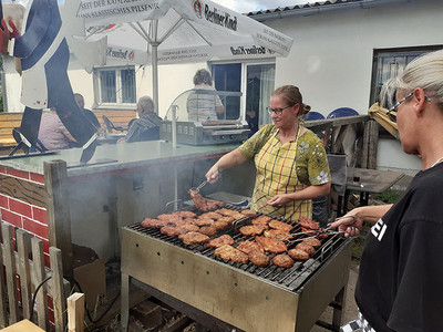 Die beiden Damen vom Gartenlokal sorgten am Grill für Bratwurst, Boulette und Steak. 