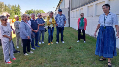 Gästeführerin Elke führte die SoVD Mitglieder und Gäste über das Gelände der Gurkenfabrik und erzählte Interessantes über die Gurken und die Zutaten bei der Verarbeitung. Foto: Monika Lück