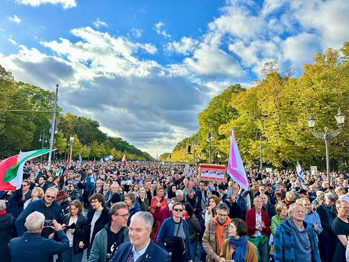 Menschenmenge auf der Straße Unter den Linden. 