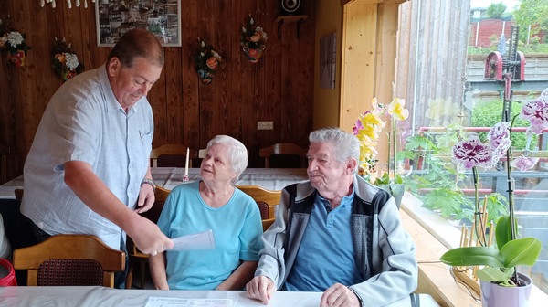 Kreisvorsitzender Klaus Schatter zeichnete während einer Veranstaltung in der Rothen Mühle das Ehepaar Bockler für 20 Jahre Mitgliedschaft im SoVD aus.