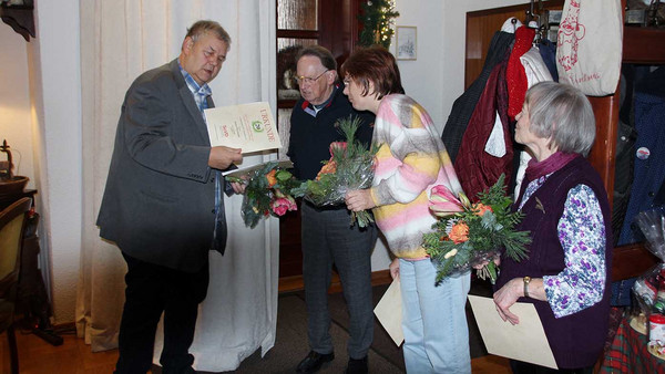 Vorsitzender Gert Wegener gratuliert den Jubilar*innen Dieter Herrmann, Silke Voigt und Rosemarie Kellermann.