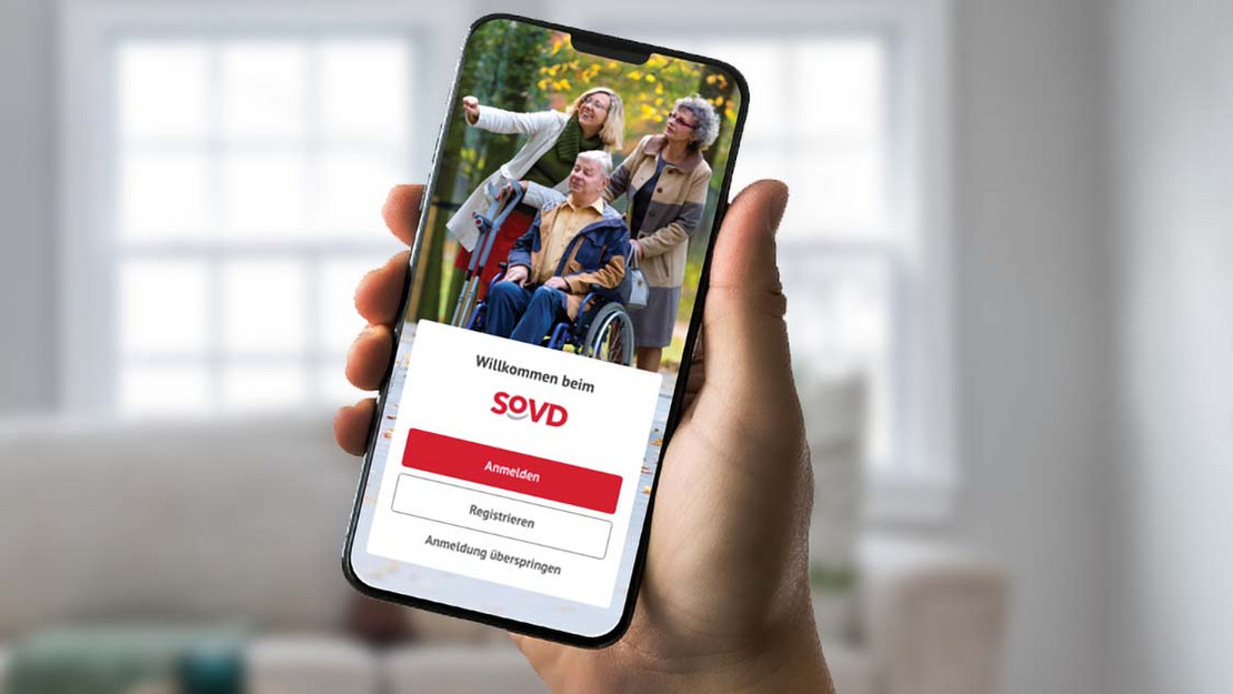 Eine Hand mit einem Smartphone, auf dem die "Mein SoVD-App" installiert ist.