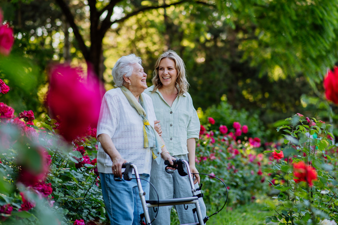 zwei Frauen im Garten