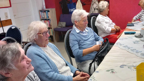 Fünf Frauen sitzen am Tisch