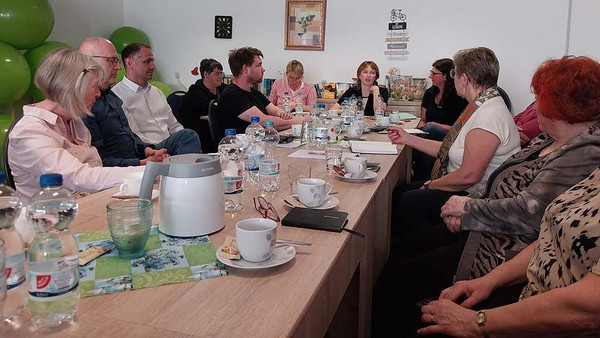 Monika Zilkenat (r.) begrüßte die Teilnehmer der Veranstaltung und stellte die Gäste vor. Foto: Monika Lück