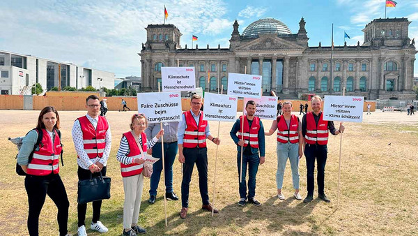 Mehrere Menschen in SoVD-Westen mit Plakaten. 