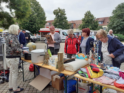 Tisch mit Verkaufssachen beim Trödelmarkt