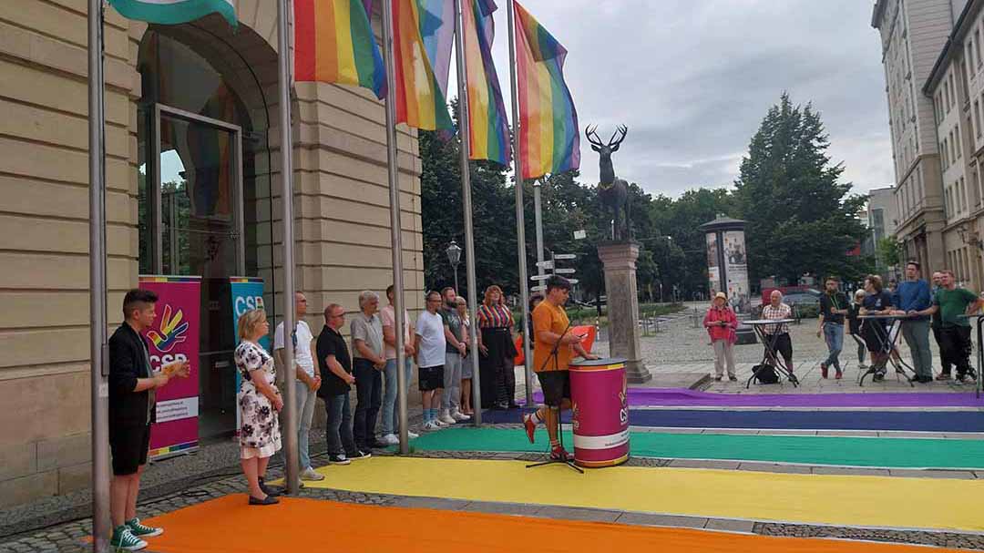 Vor dem Magdeburger Rathaus wurden zum CSD die Regenbogenfahnen gehisst.