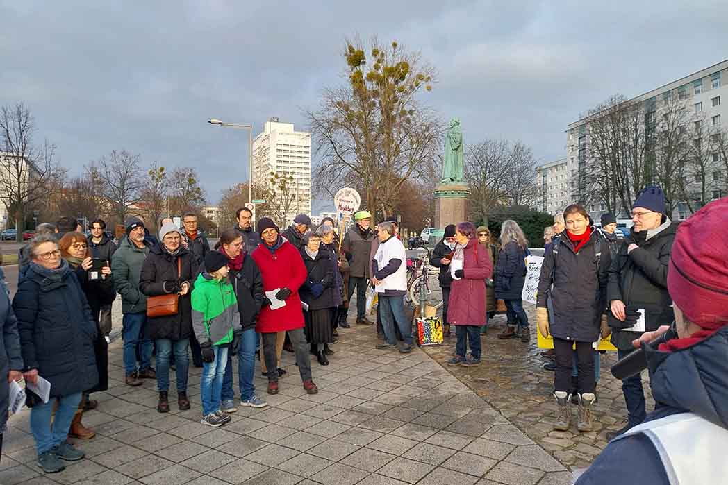 Menschengruppe auf Straße