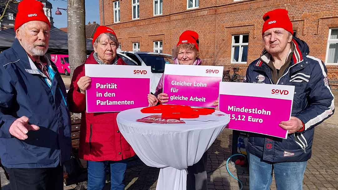 Zwei Frauen und zwei Männer mit Plakaten in der Hand.