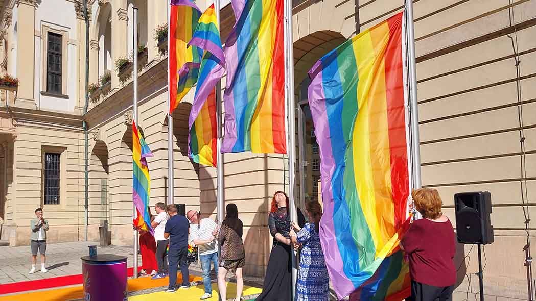 Regenbogenfahnen werden gehisst.