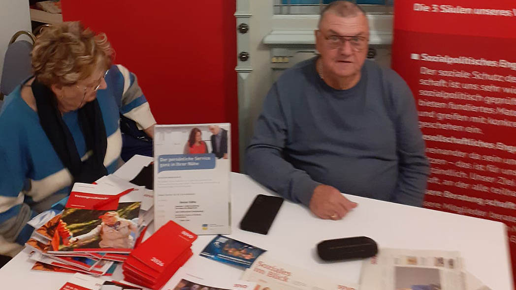 Mann und Frau am SoVD-Infostand