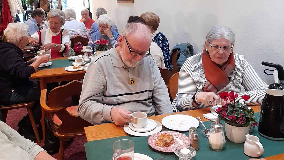 Günter und Monika Weikert beim Essen